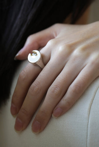 Hidden Pearl Ring Round