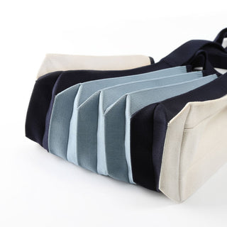 Plissierte 2-Way-Shopper-Tasche aus recyceltem Meeresplastik – Gimnyeong Blau