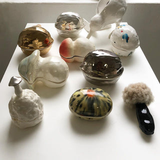 Handgefertigte Schmuckdose „Sprießender Pilz auf dem Stein“ aus Porzellan & Perlen